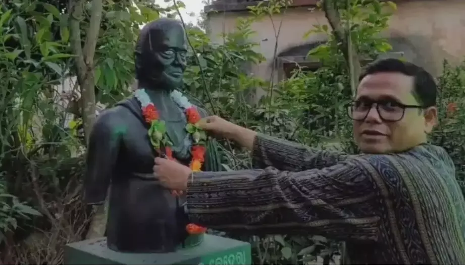 Odisha: Doctor installs statue of late gardener to pay tribute to his hard work