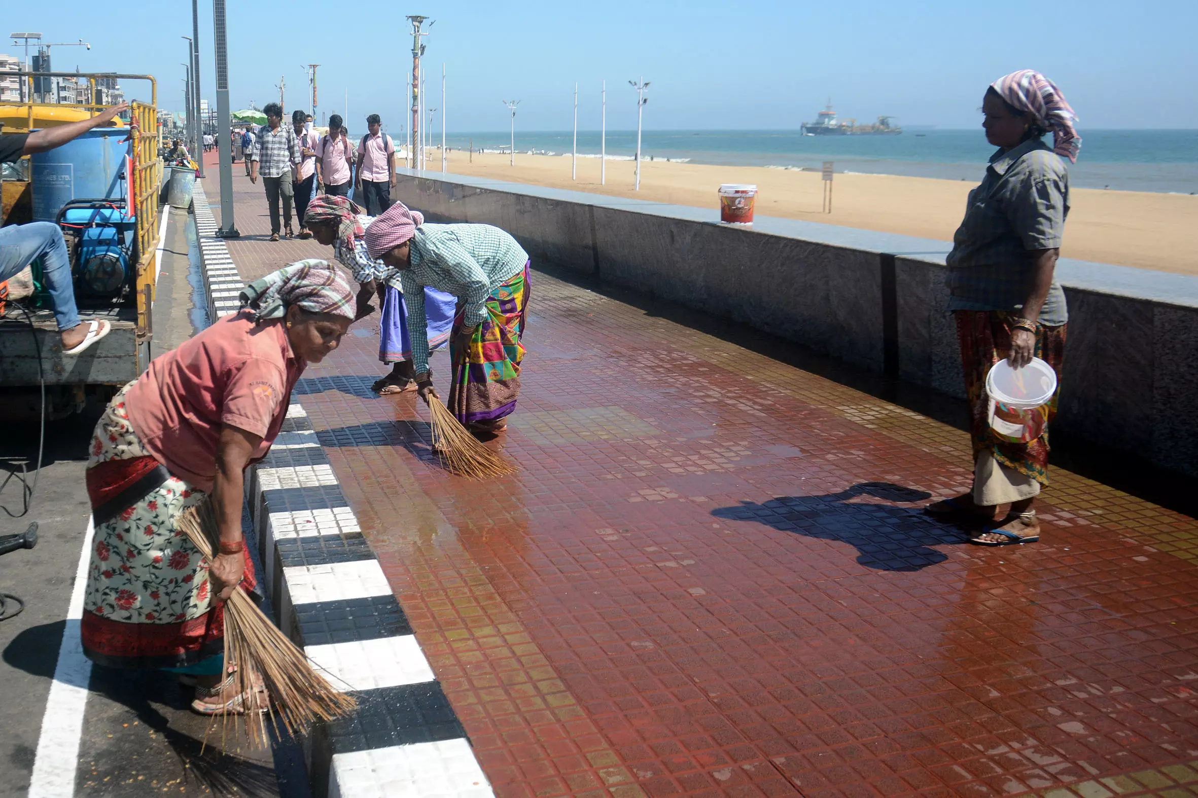 Authorities Start Checking Floating Bridge at RK Beach for Safety