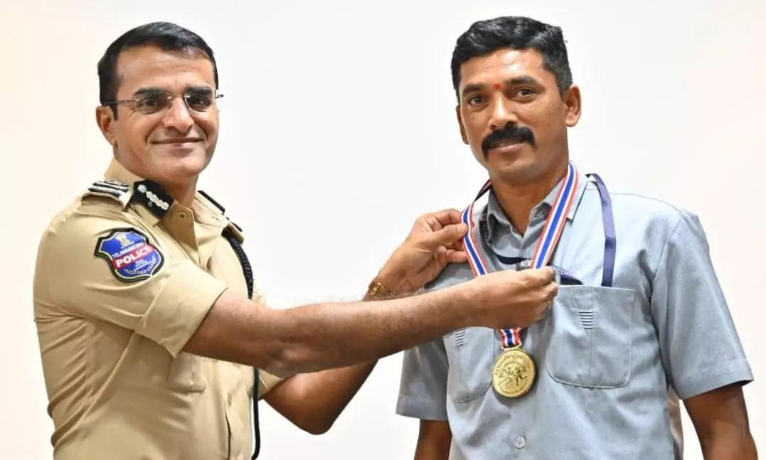 Cop Honoured for Winning Relay Gold