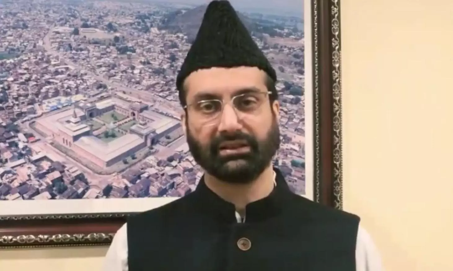 Srinagar’s Grand Mosque locked again; Mirwaiz Umar barred from leaving home