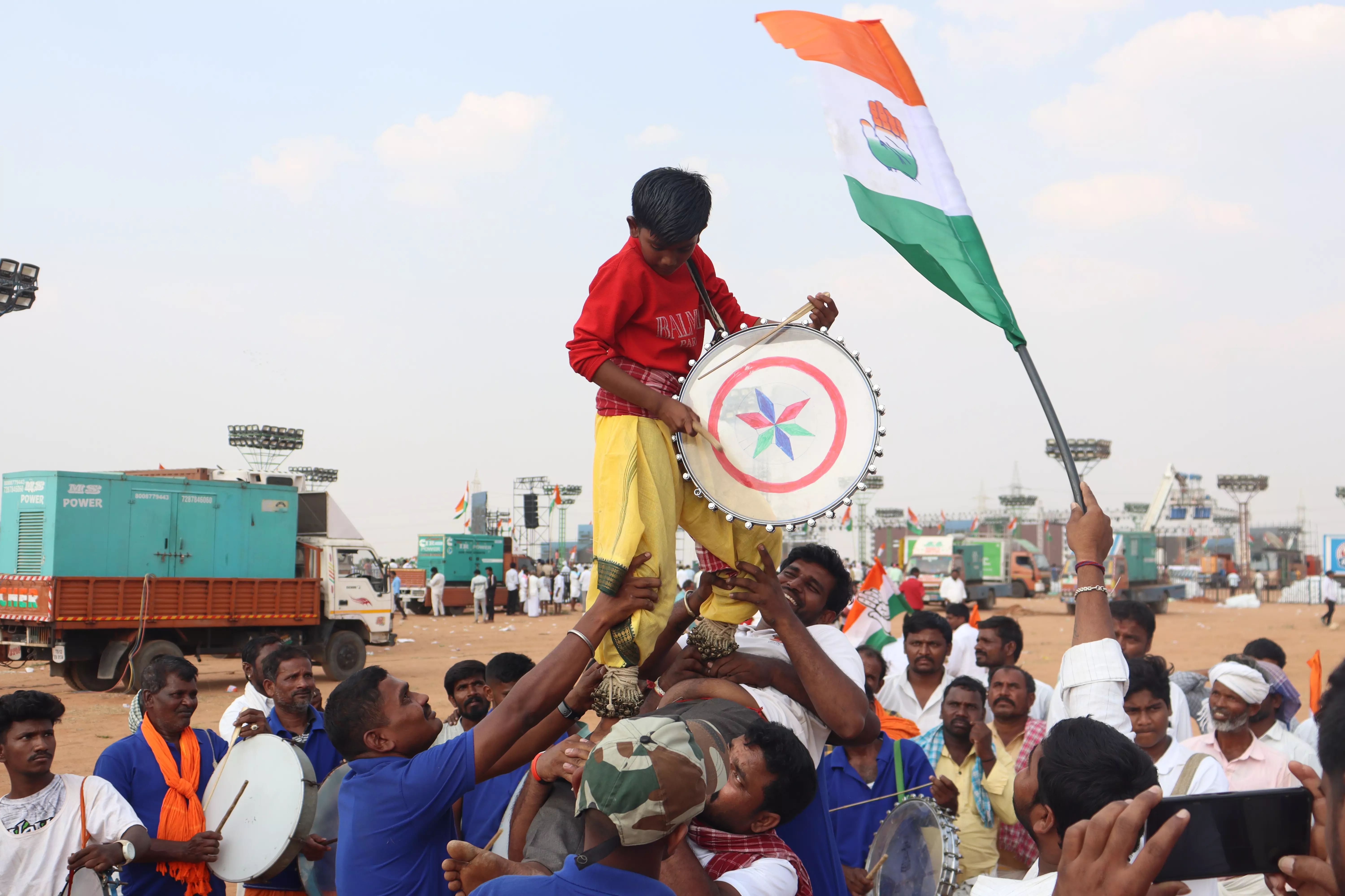 Wave of Humanity Turns up at Tukkuguda in Support of Congress Meeting, Despite Scorching Heat