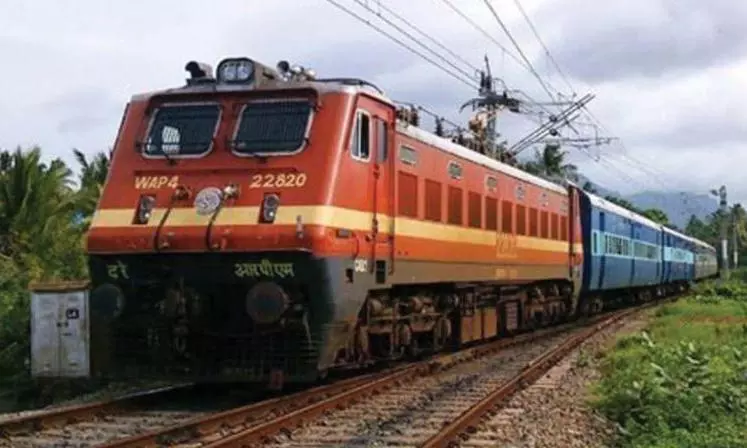Engine, few coaches of Ernakulam-Tata Nagar Express detach from main train in Keralas Thrissur