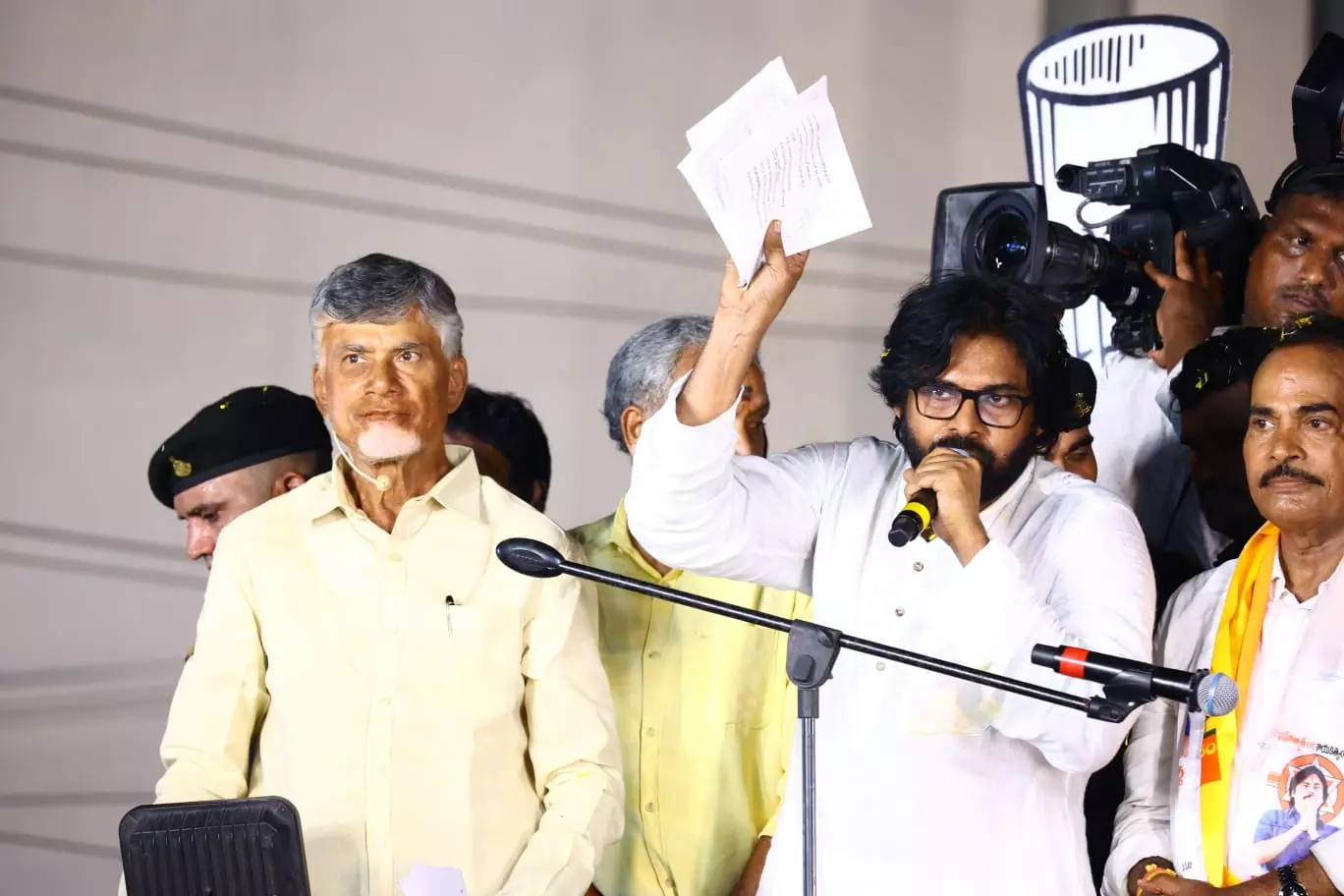 Street Lights Found Turned Off During Naidu-Pawan Roadshow