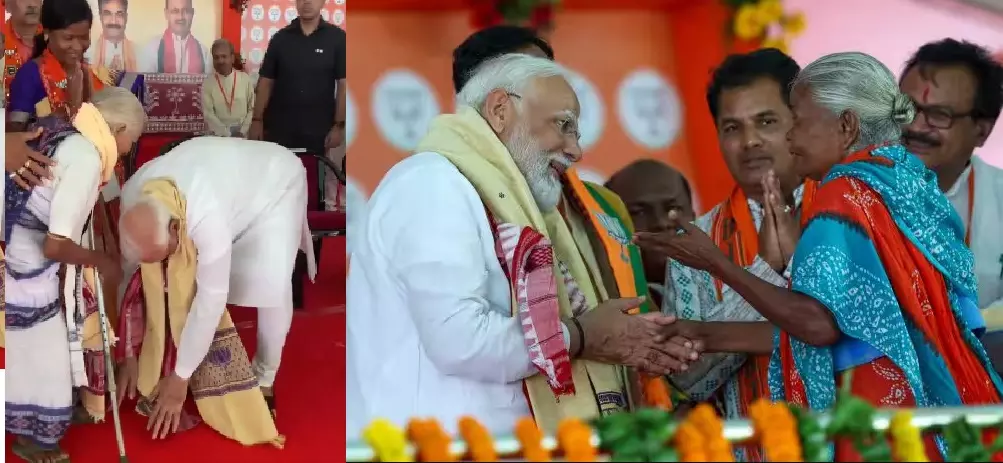 PM Modi Touches Feet of 2 Elderly Women in Odisha, Seeks Blessings