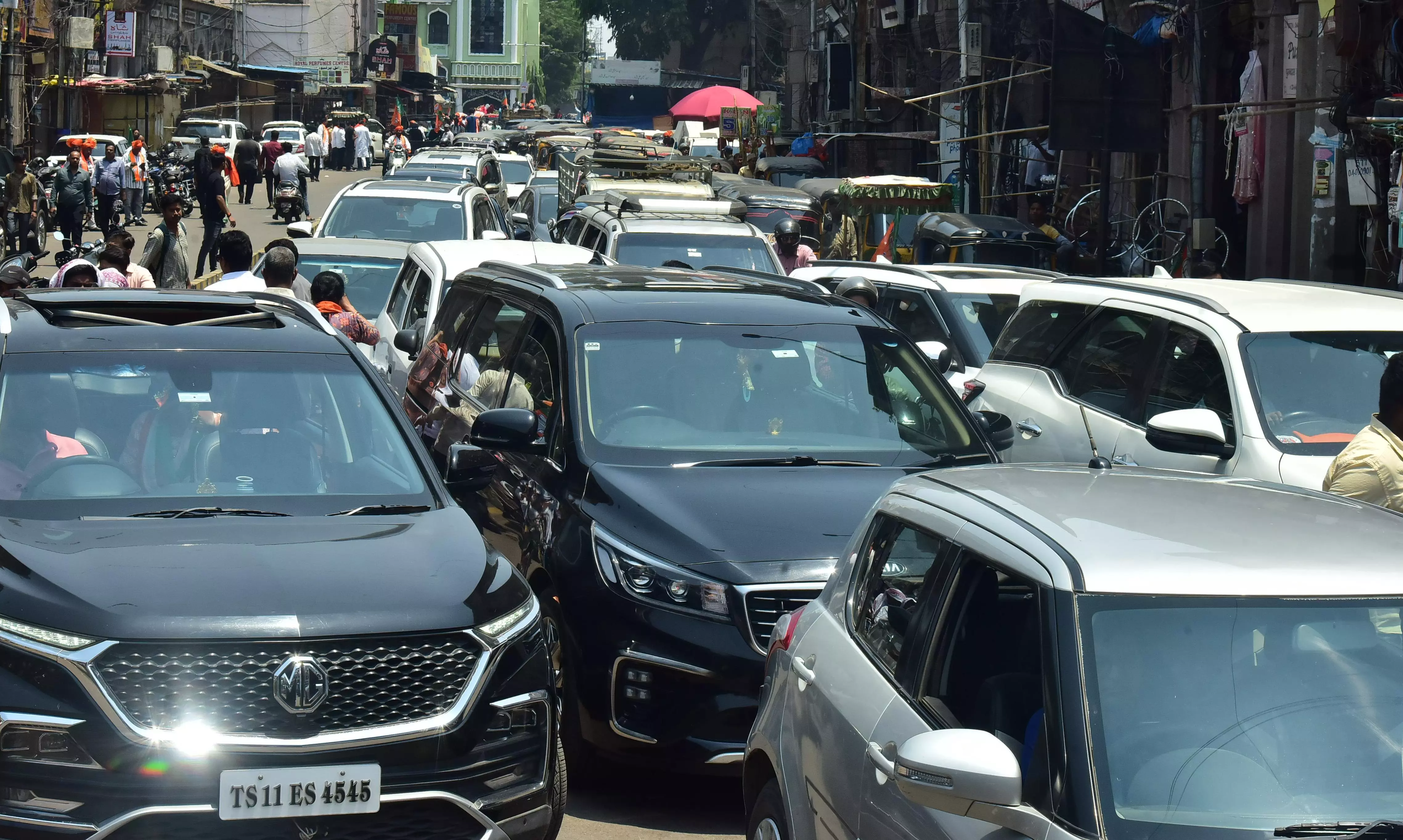 Heavy Vehicle Rush on Hyderabad-Vijayawada NH Road