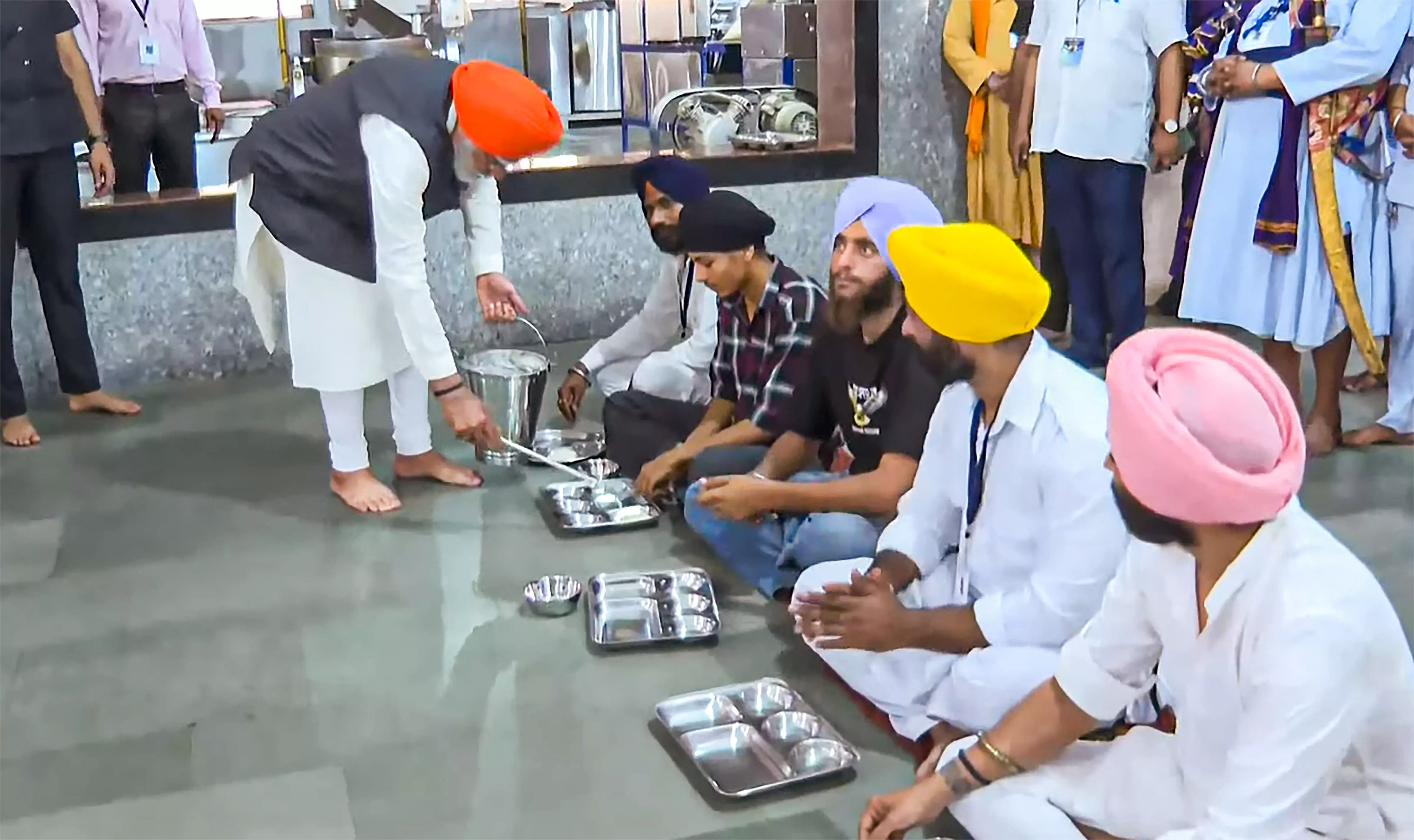 Bihar: PM Modi performs seva at Gurudwara Patna Sahib