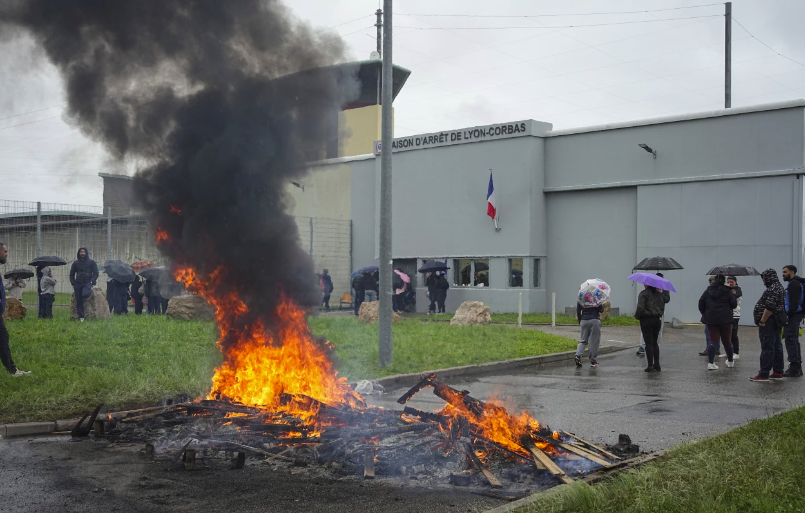 Massive manhunt in France for prison-break gang that gunned down officers