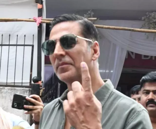 Film actor Akshay Kumar casts vote for first time in Mumbai