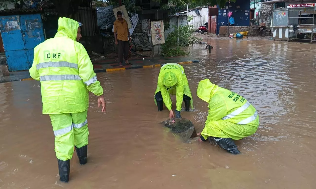 Hyderabad: GHMCs DRF teams swiftly resolve rain-related complaints