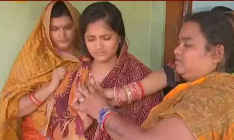 Woman, who lost her husband in poll violence, sets example by casting her vote