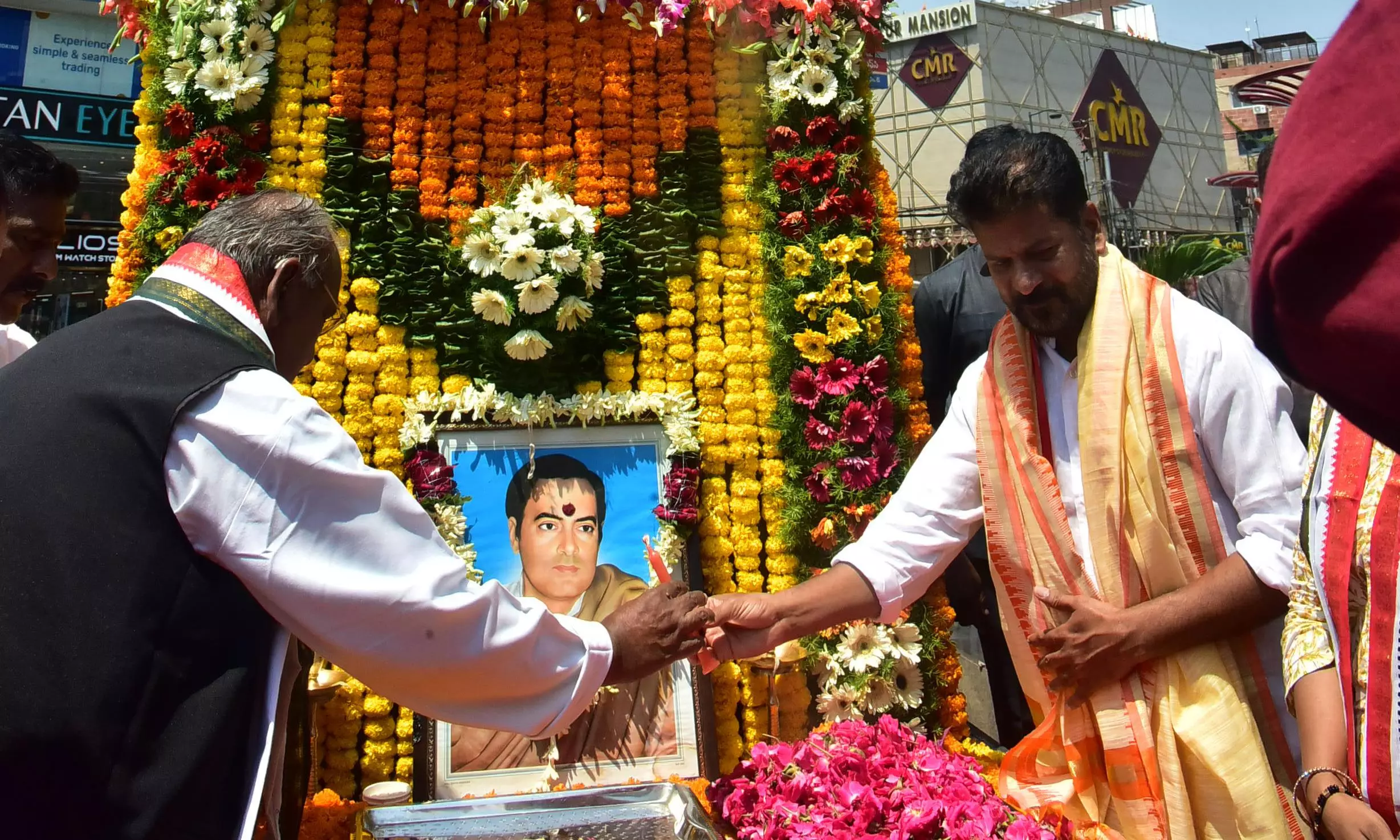 Congress Leaders Pay Tributes to Rajiv Gandhi