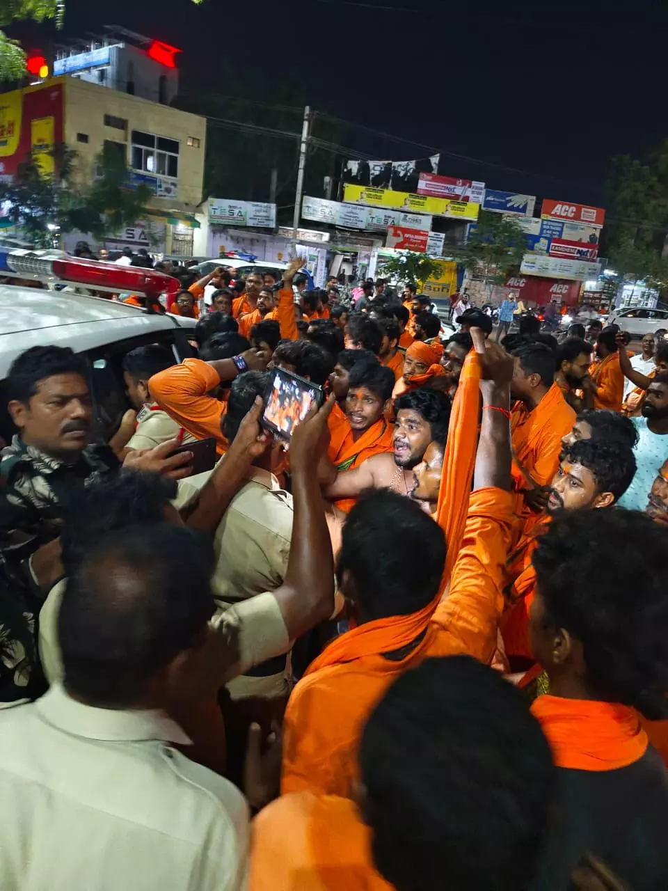 Police Lathicharge at Karimnagar Hanuman Yatra