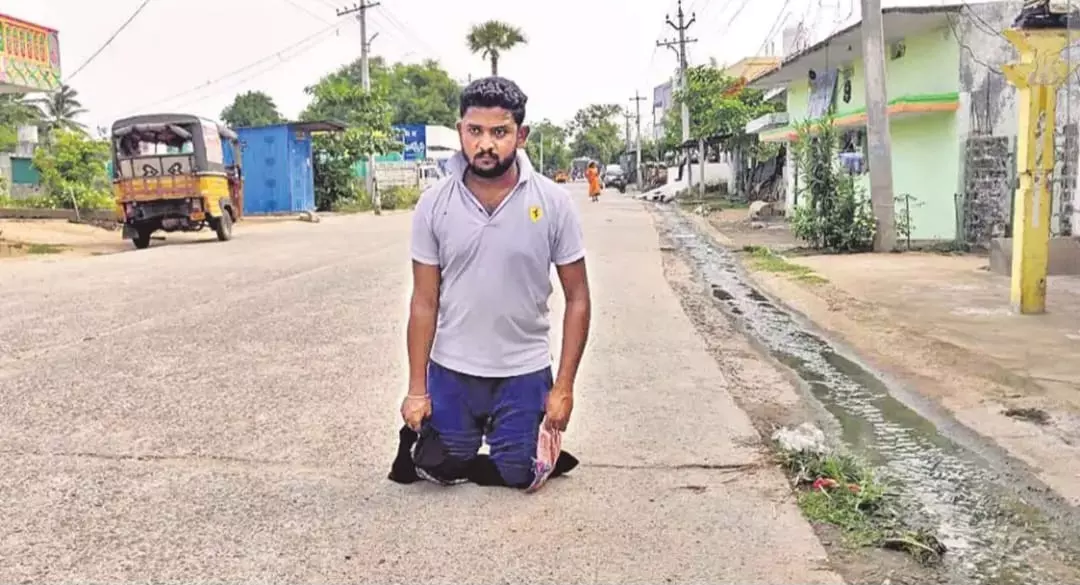 Man walks 70 kms on knees to visit Warangal Inavolu Temple for brother-in-law’s wellbeing