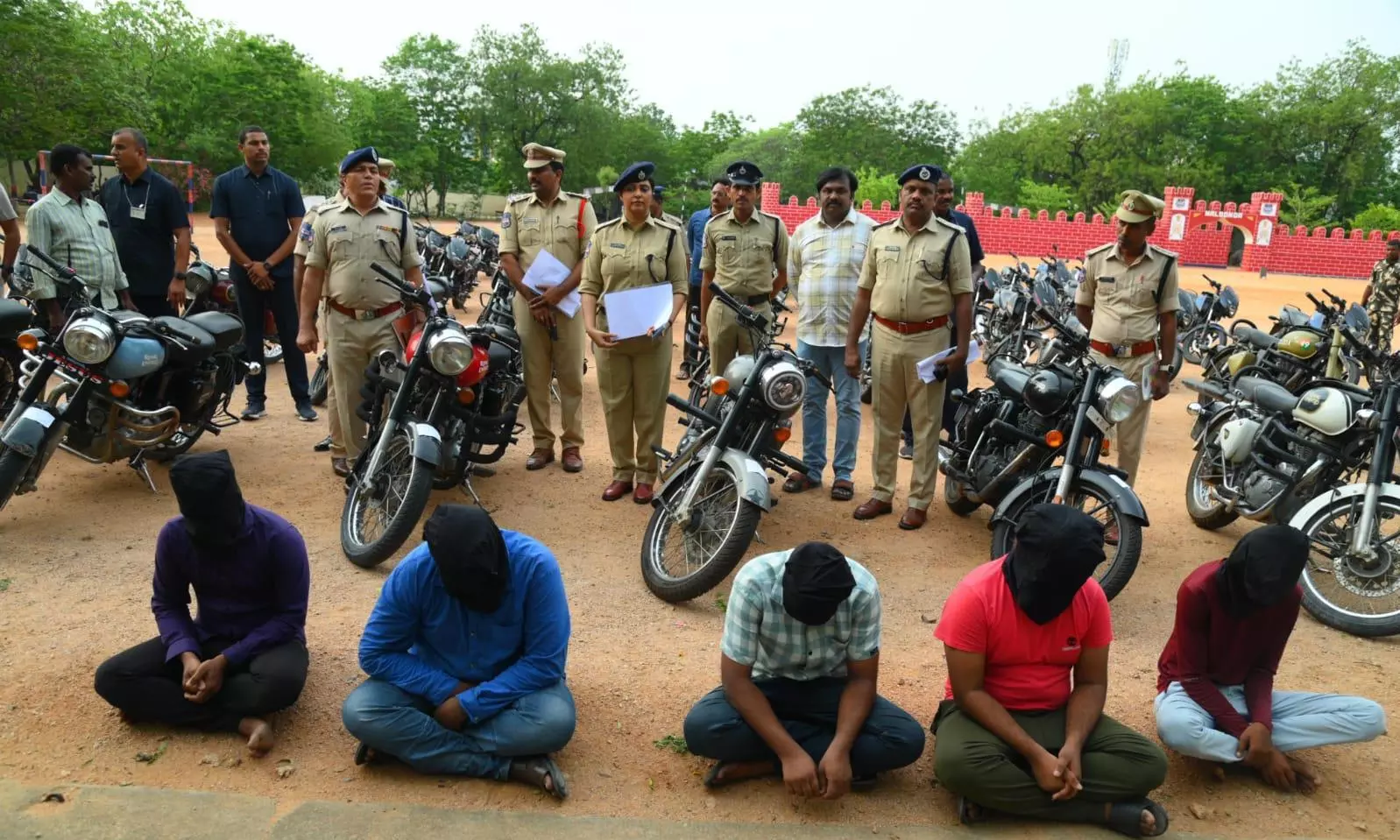 Police Arrest Inter-state Vehicles Lifting Gang