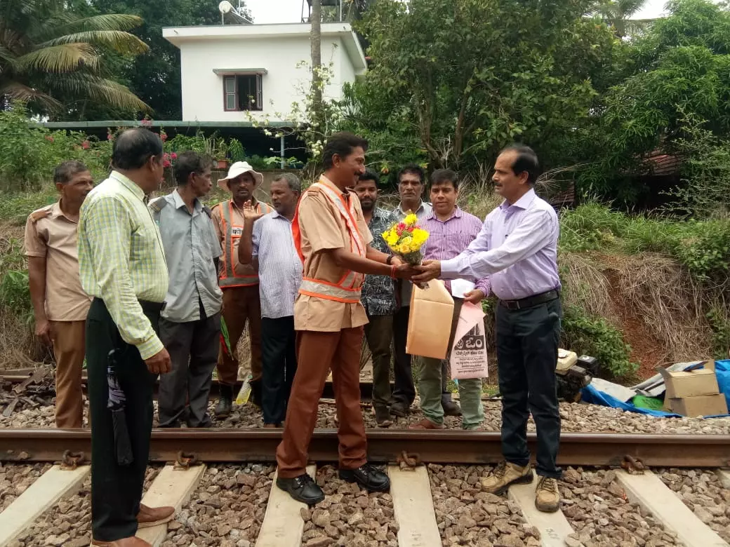 Rs 25,000 Reward for Timely Detection of Weld Failure on Konkan Railway Track