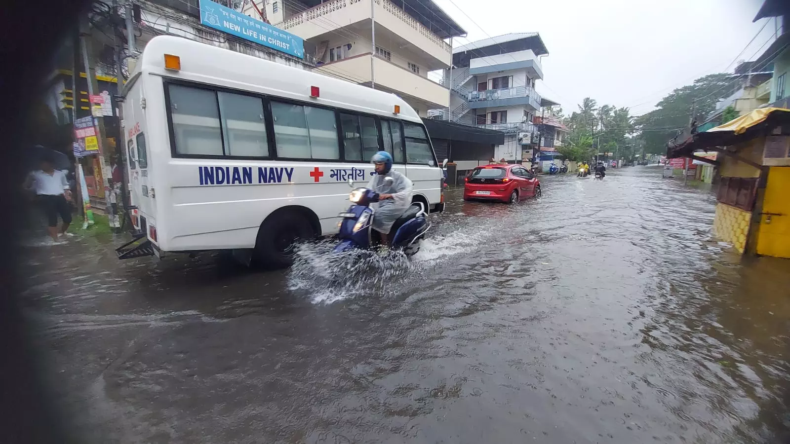 Heavy rains affect normal life in Kerala, several areas flooded