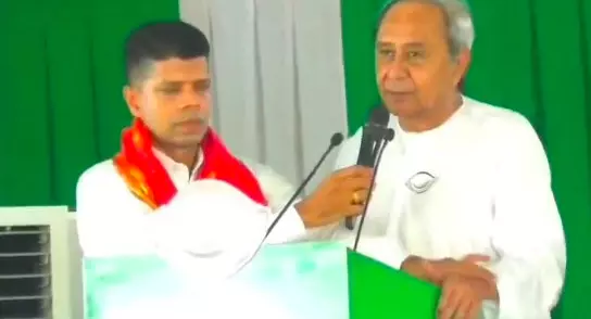 Purported Video of VK Pandian Controlling CM Naveen Patnaik’s Hand Goes Viral on Social Media