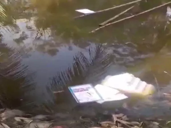 LS Polls: Mob loots EVM, throws VVPAT machine in pond in Bengal