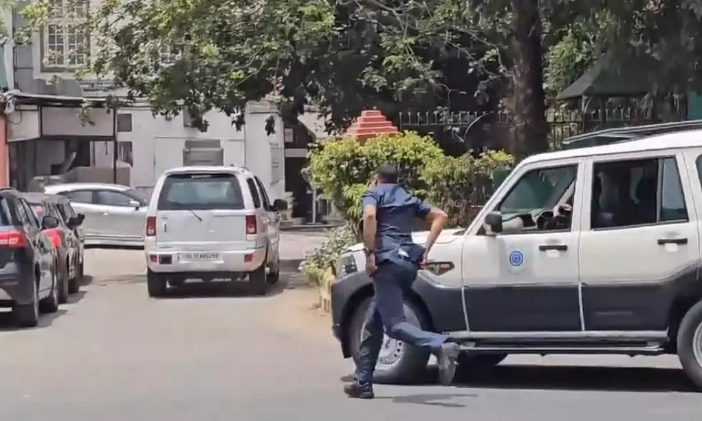 Rahul, Sonia reach Priyanka Gandhi Vadras residence