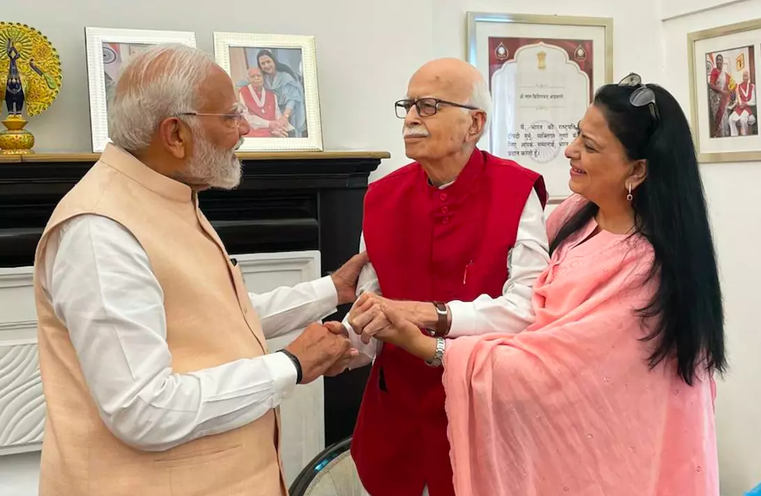 Modi Meets Advani, Murli Manohar Joshi Before Staking Claim as PM for Third Time