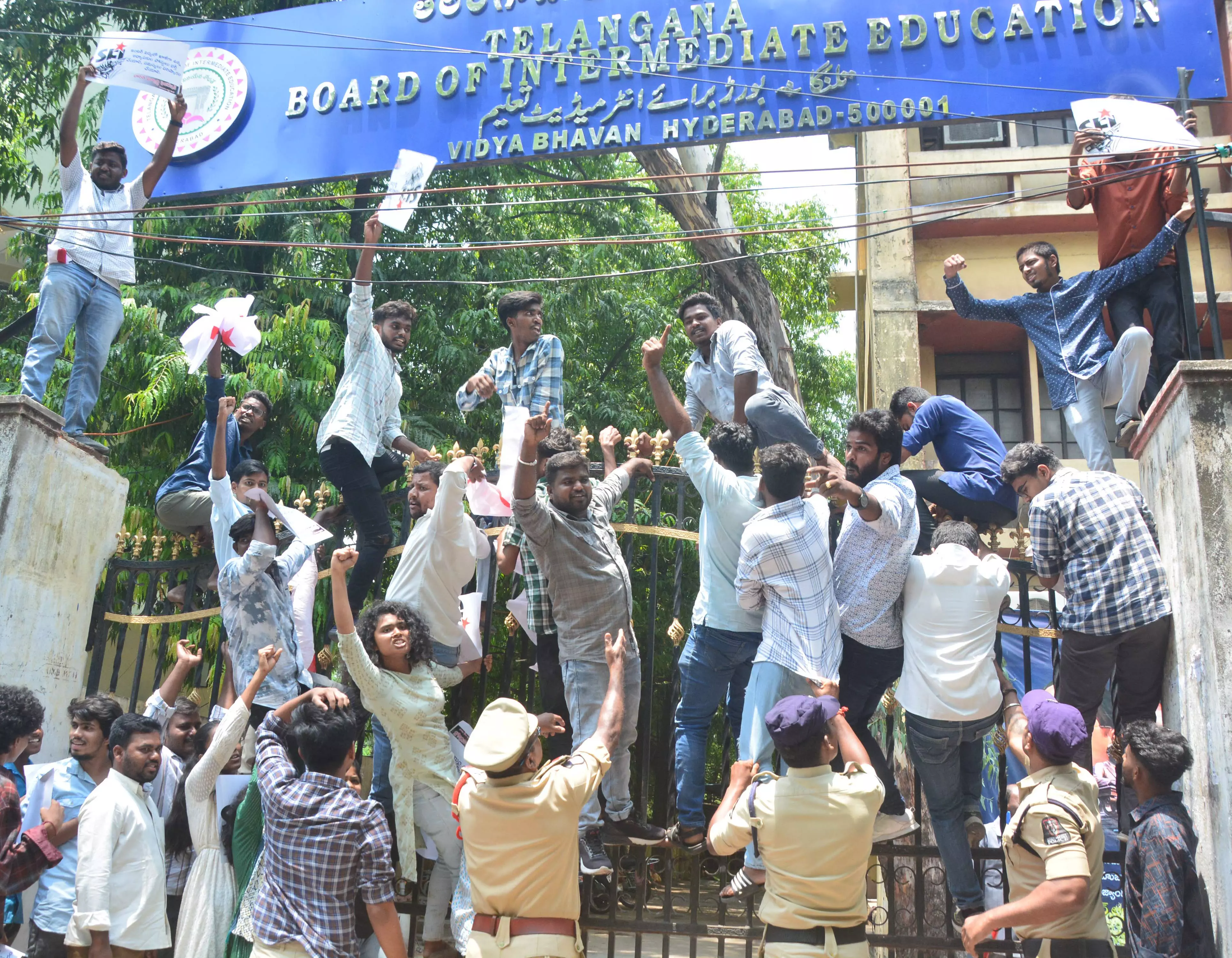 Telangana: SFI Activists Climb Gate of Intermediate Board