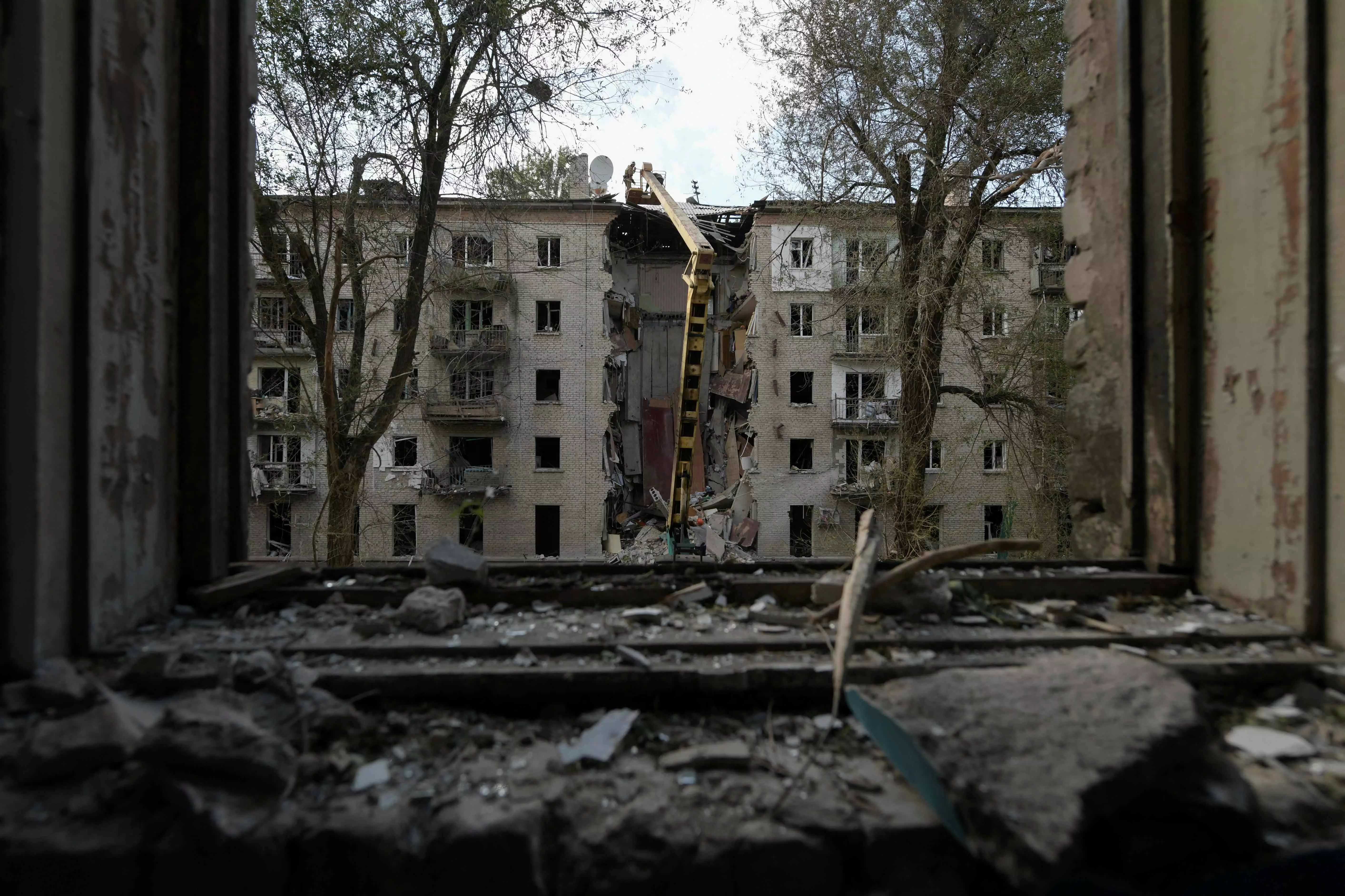 Ukraine Strikes Kill 28 in Kherson, Luhansk