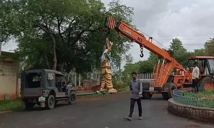 YSR Statue Removed from SKU Premises in Anantapur