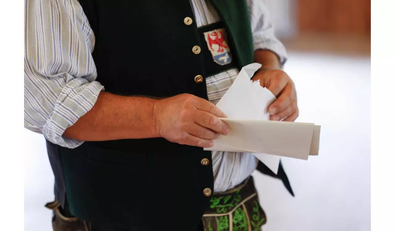 Polls open in 20 EU countries as voting for the European Parliament enters its final day