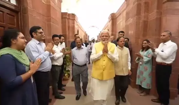 Modi gets rousing welcome from PMO employees in New Delhi