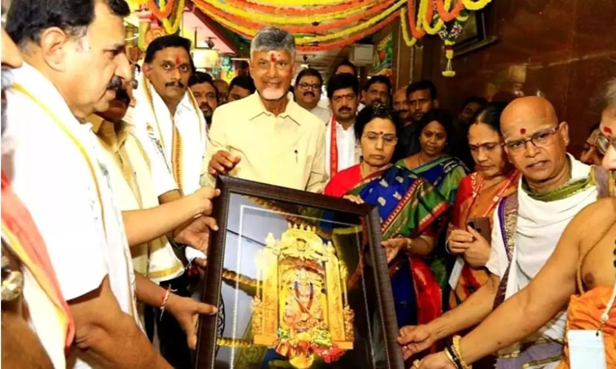 Vijayawada: Naidu, Bhuvaneswari Offer Prayers at Kana Durga Temple