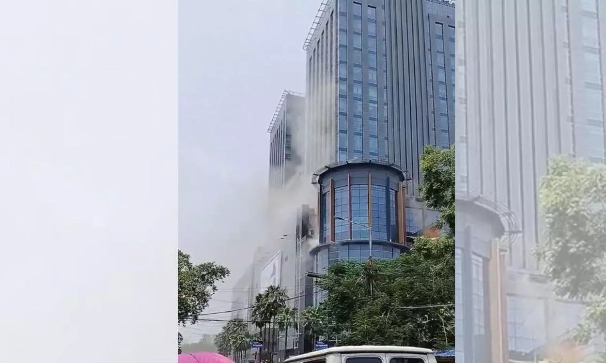 Massive fire at shopping mall in Kolkata