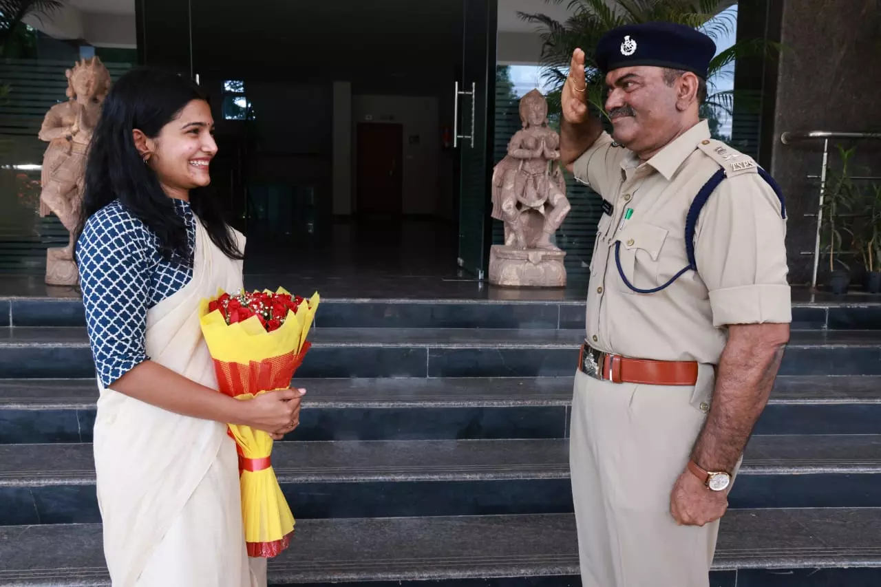 Vater SP gratuliert seiner Tochter zur IAS-Ausbildung an der Polizeiakademie