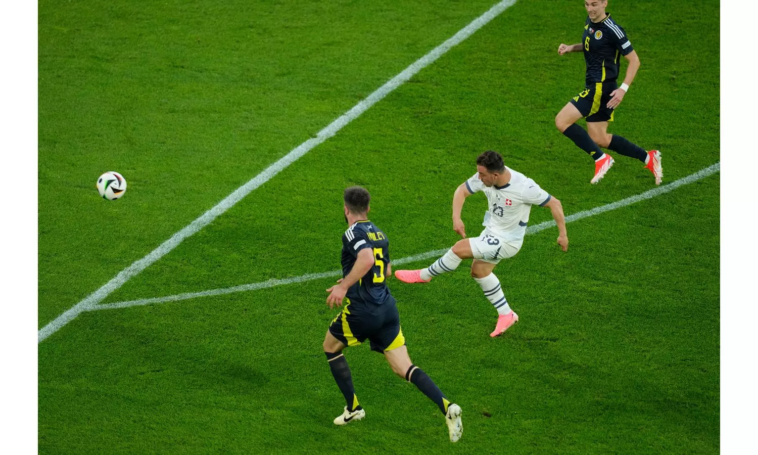 Shaqiri schießt beim 1:1-Unentschieden der Schweiz gegen Schottland ein atemberaubendes Tor