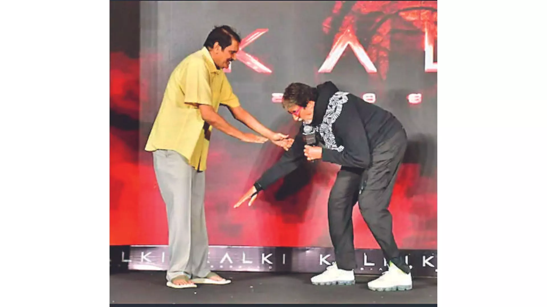 Big B touches Ashwini Dutt’s feet