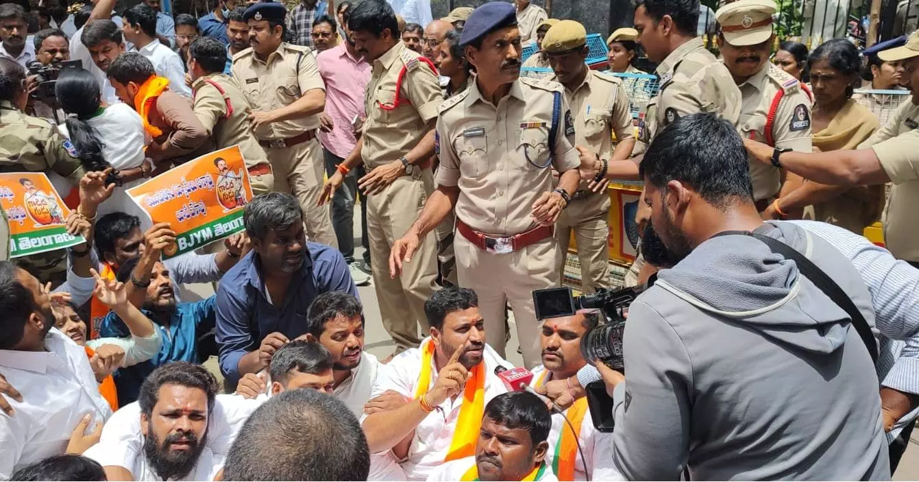 BJP youth wing holds protest demanding release of job calendar in Telangana