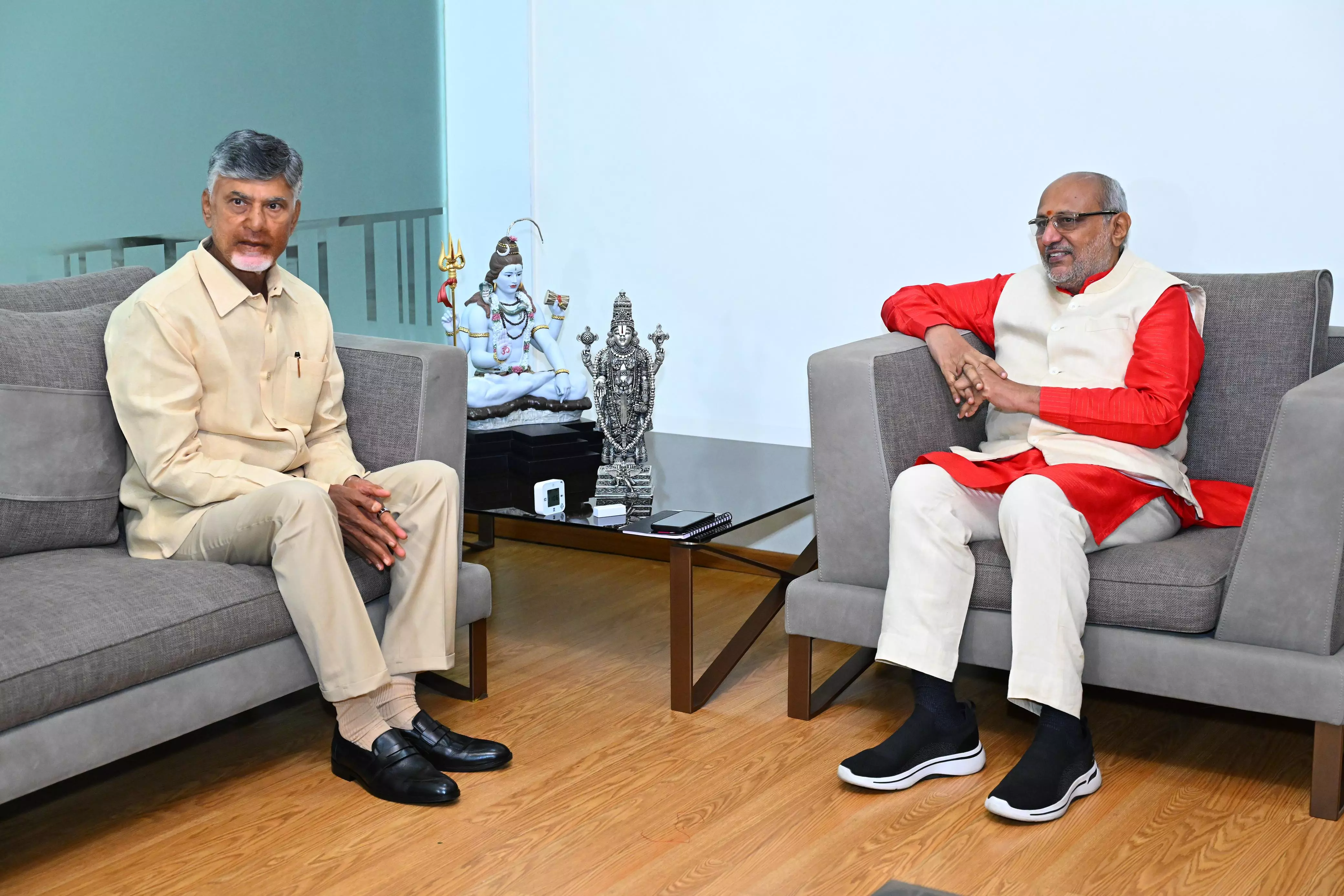 Telangana Governor meets Andhra Chief Minister Chandrababu Naidu