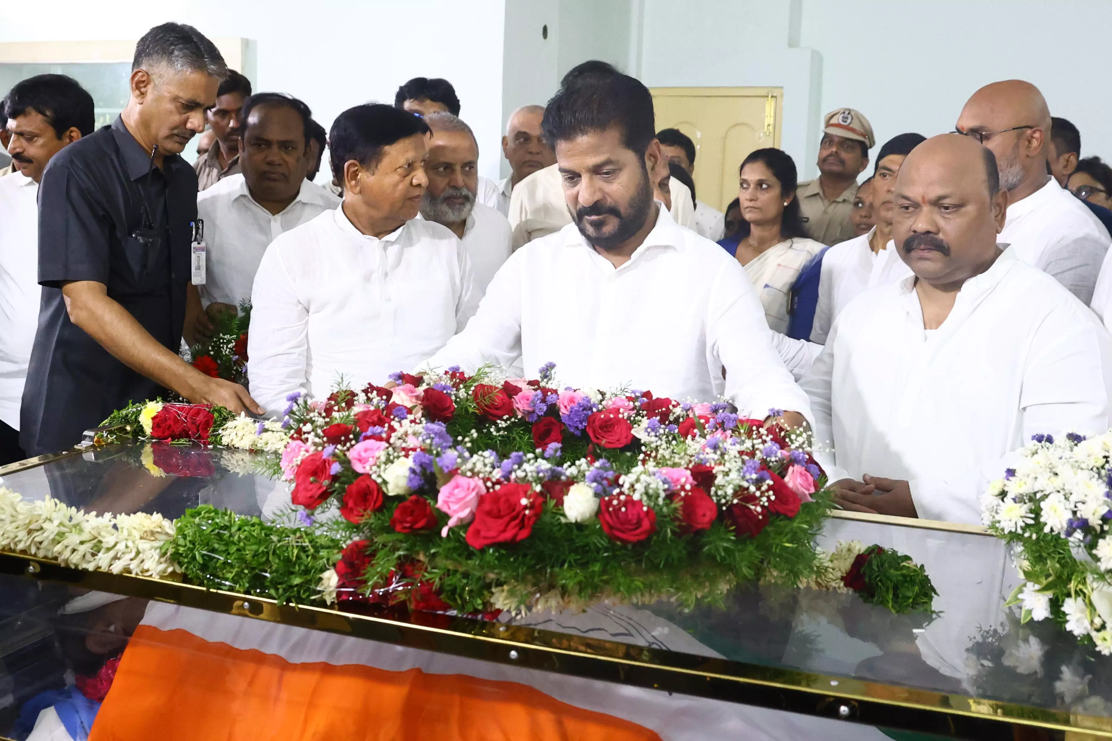 People, Cadre Bid Tearful Adieu to D. Srinivas