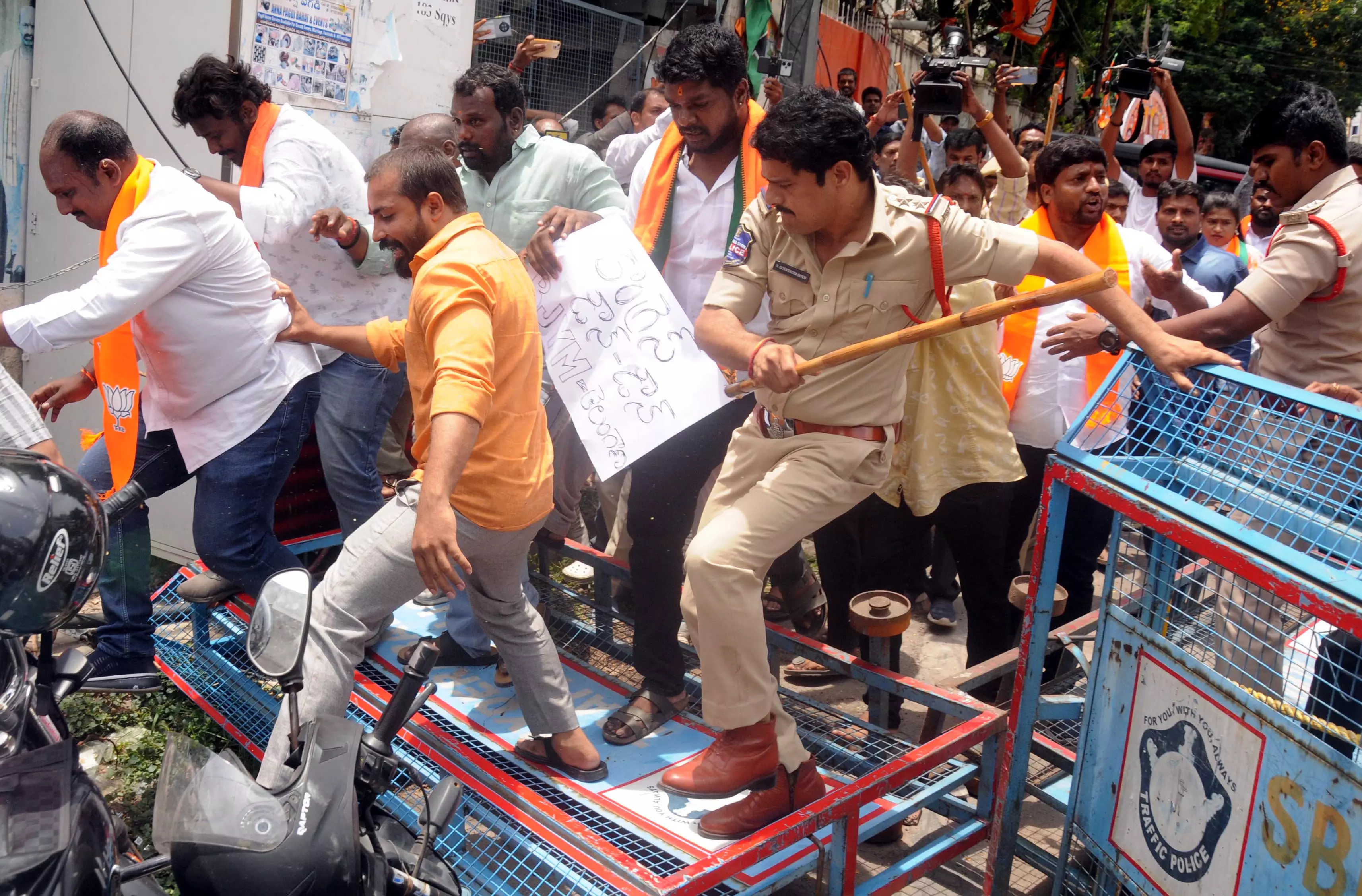 Telangana: BJP Youth Wing Protests Rahul Gandhi’s Remarks, Lathicharged by Police