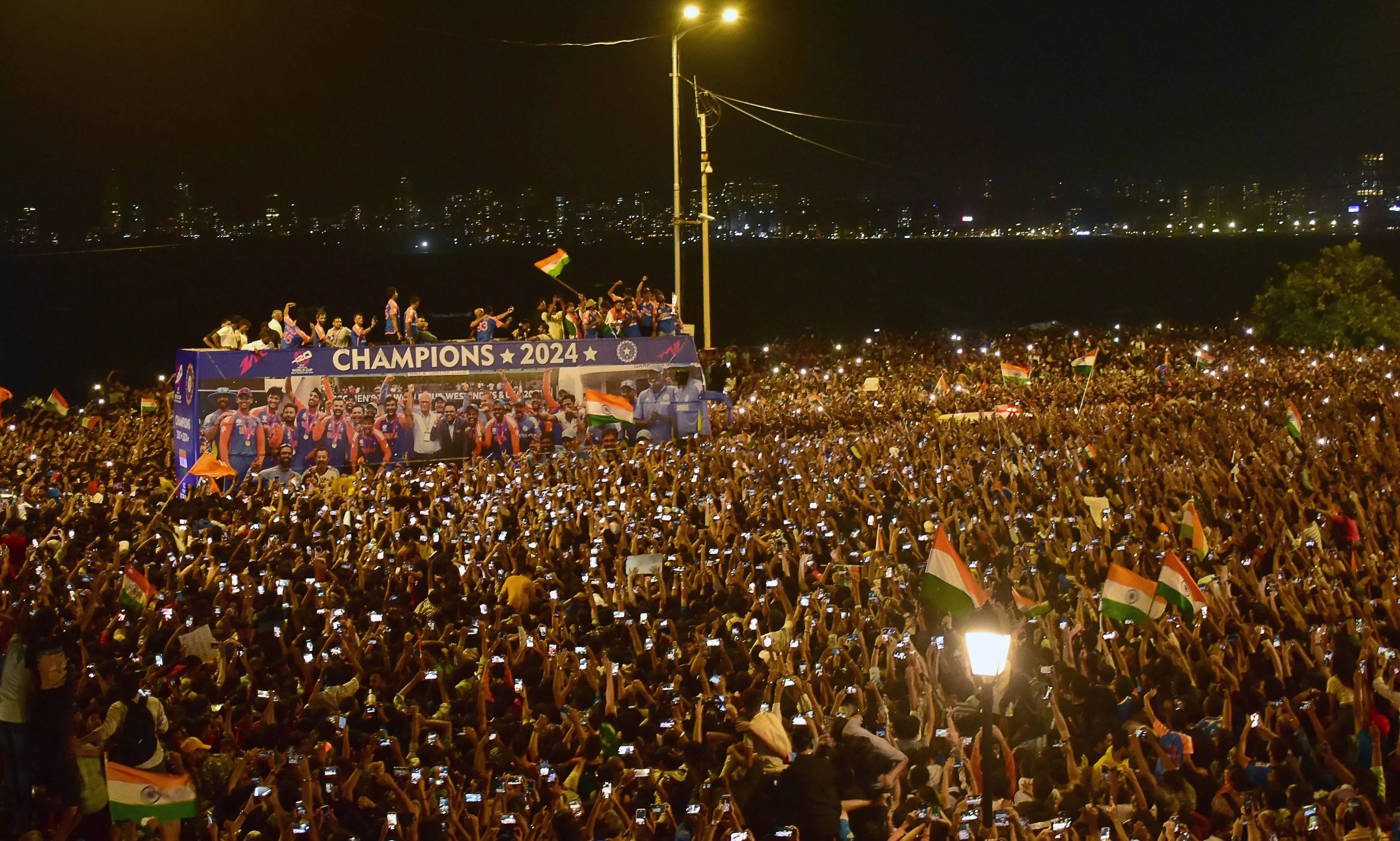 Maximum City, Maximum Love: Mumbai halts to salute Team Indias Victory Parade