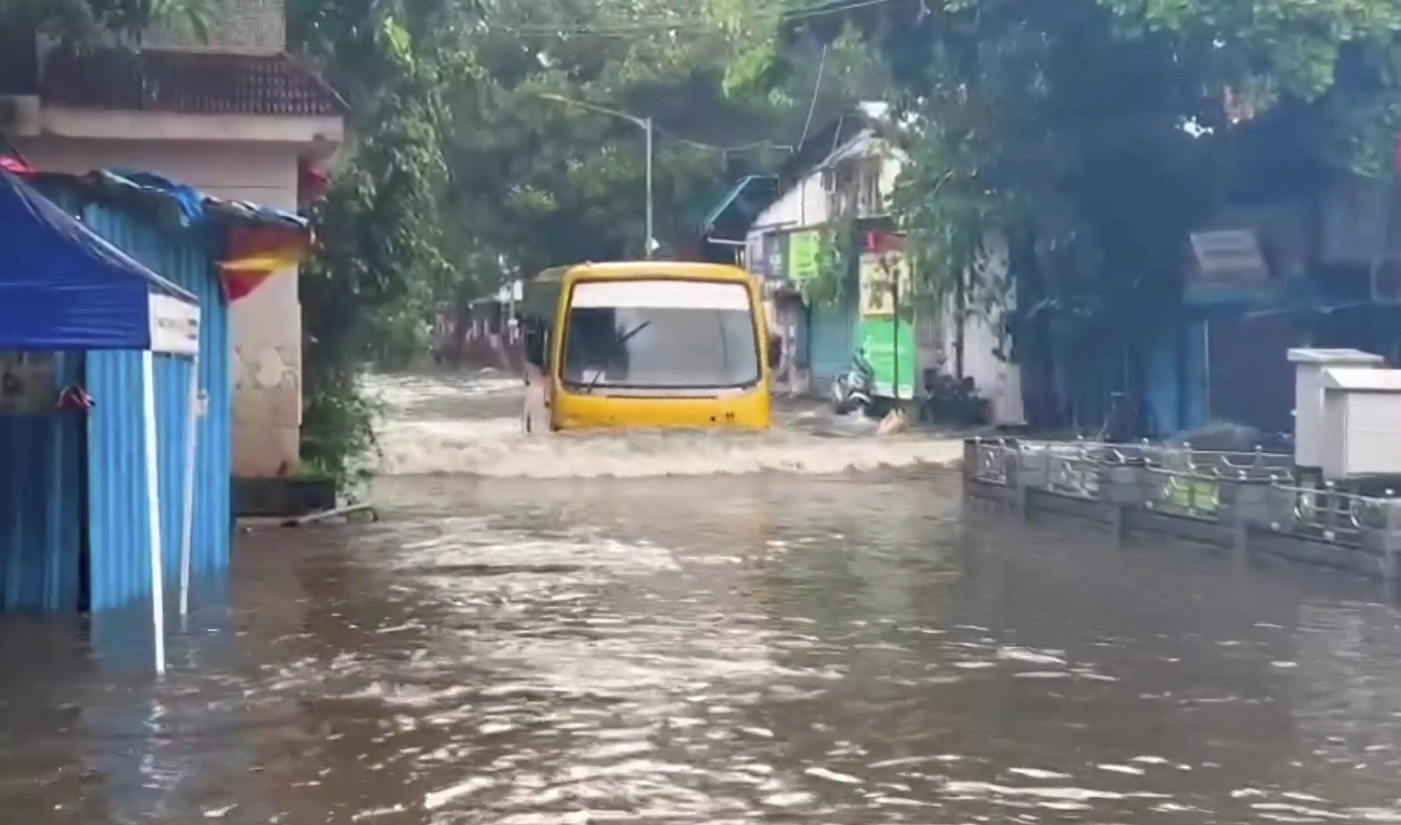 Heavy rains lash Mumbai: Train services hit, schools, colleges shut