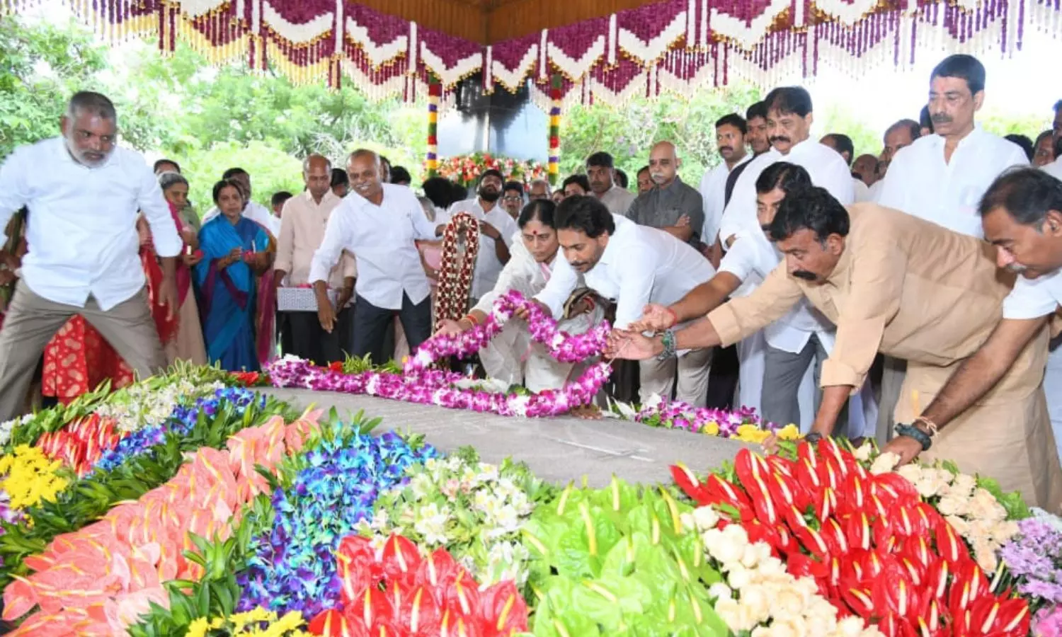 Jagan, Sharmila pay homage to father YS Rajasekhar Reddy on his 75th birth anniversary