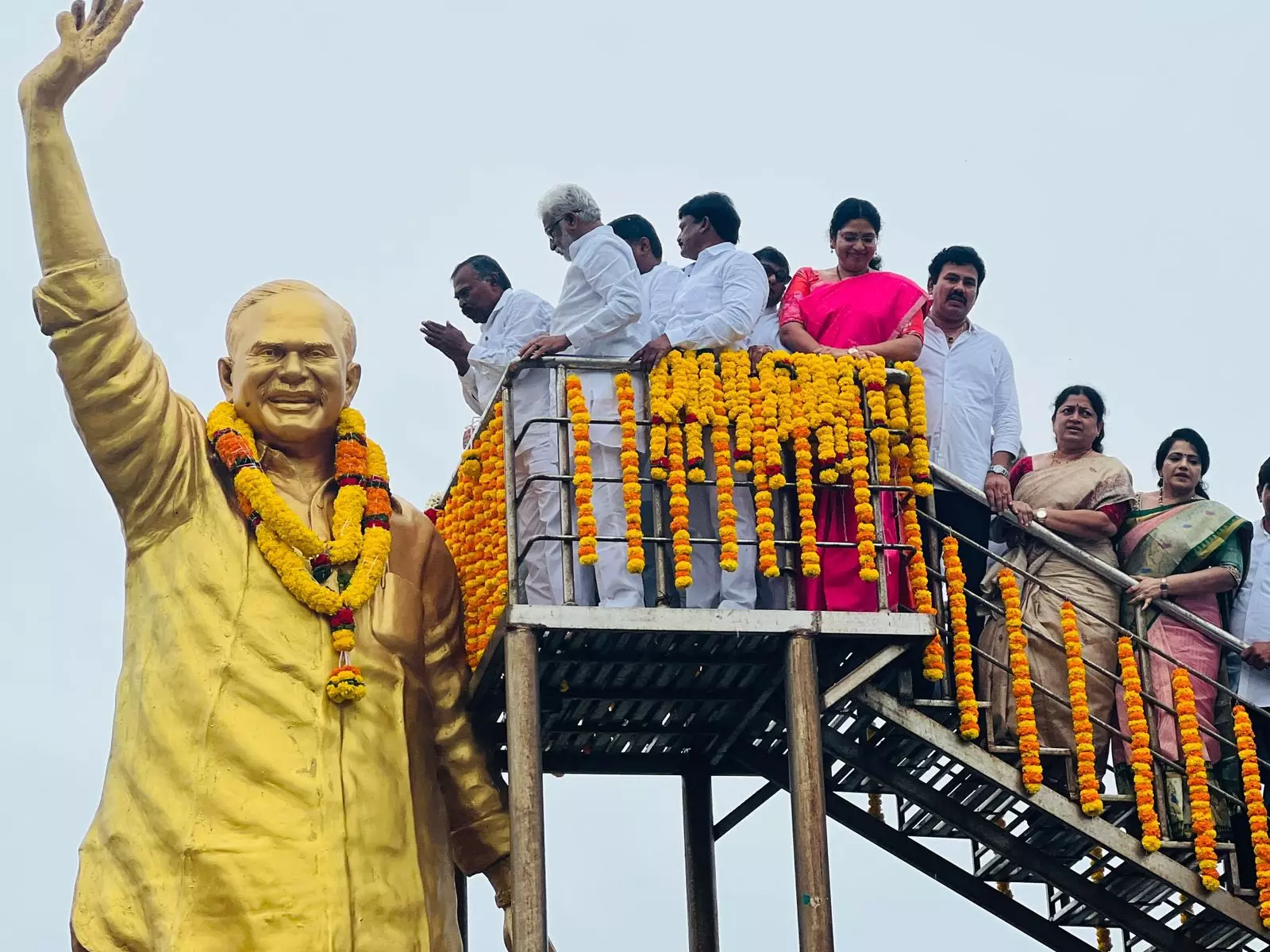 Rich tributes paid to YSR at Idupulapaya