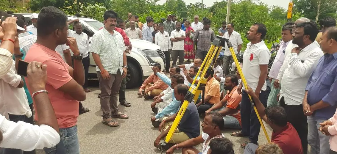 Farmers stage rasta roko to protest RRR survey in Medak