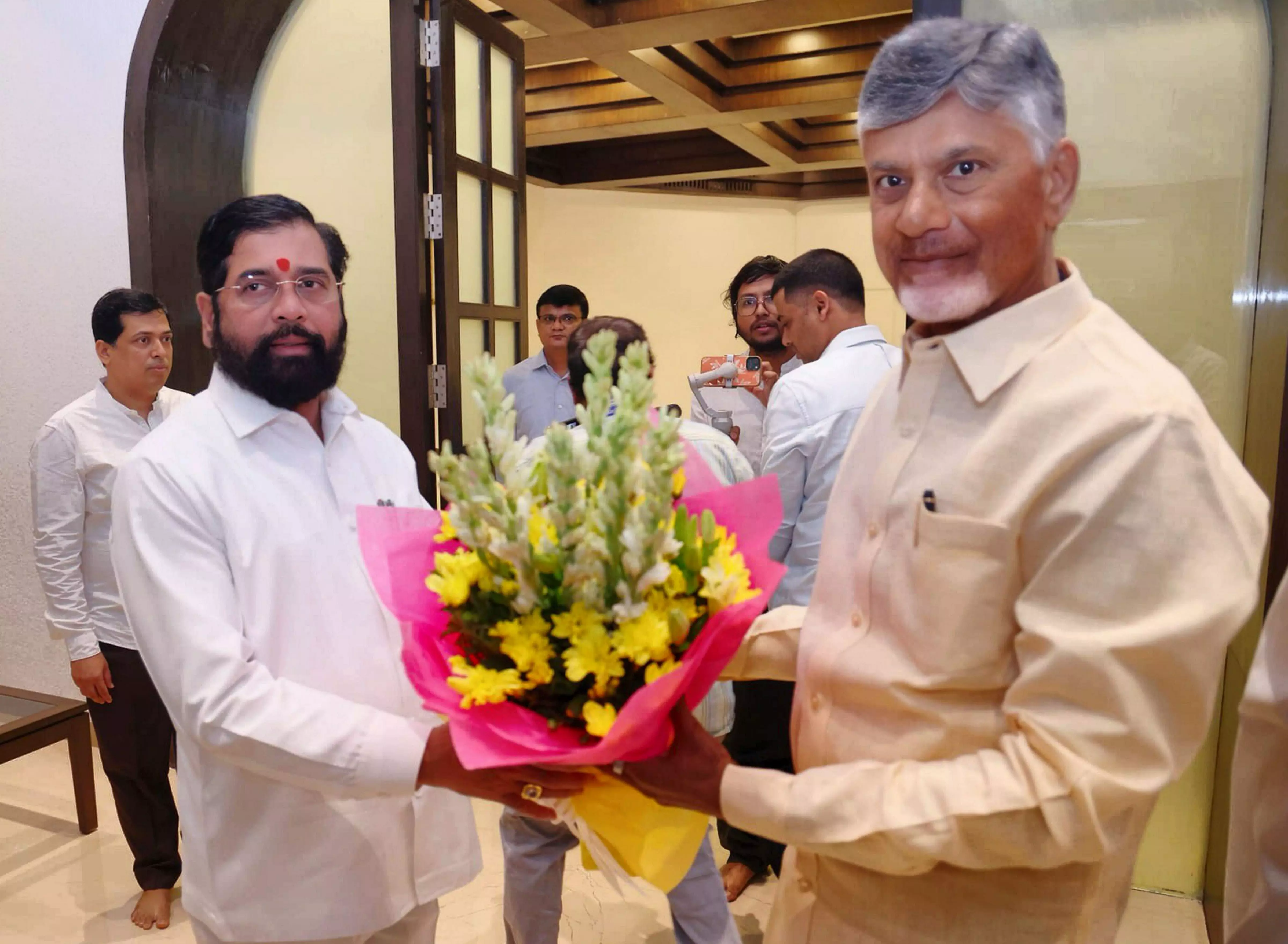 Chandrababu Naidu meets Shinde, discusses politics, cooperation