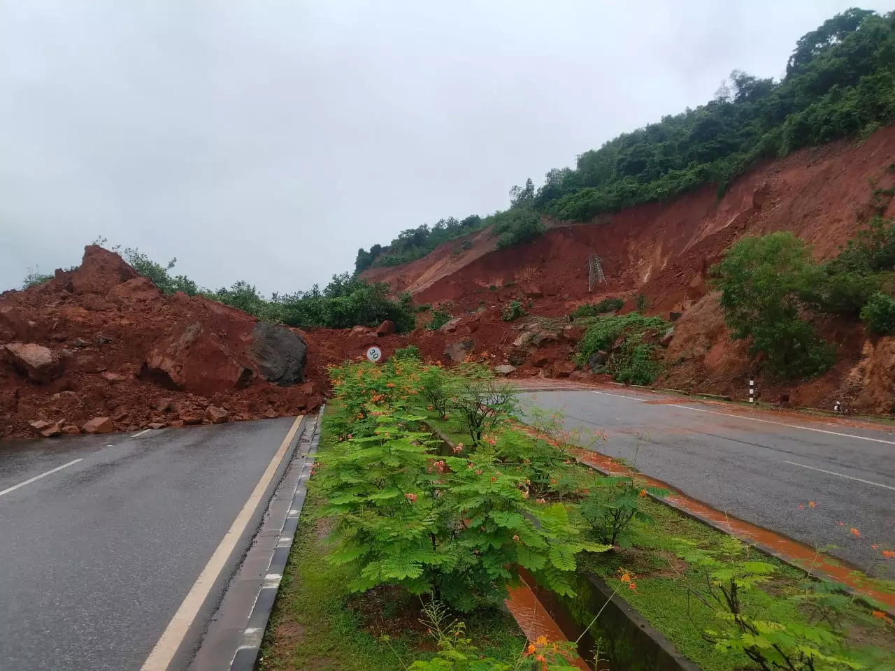 Landslide disrupts traffic on Goa-Karnataka route; IMD issues orange alert