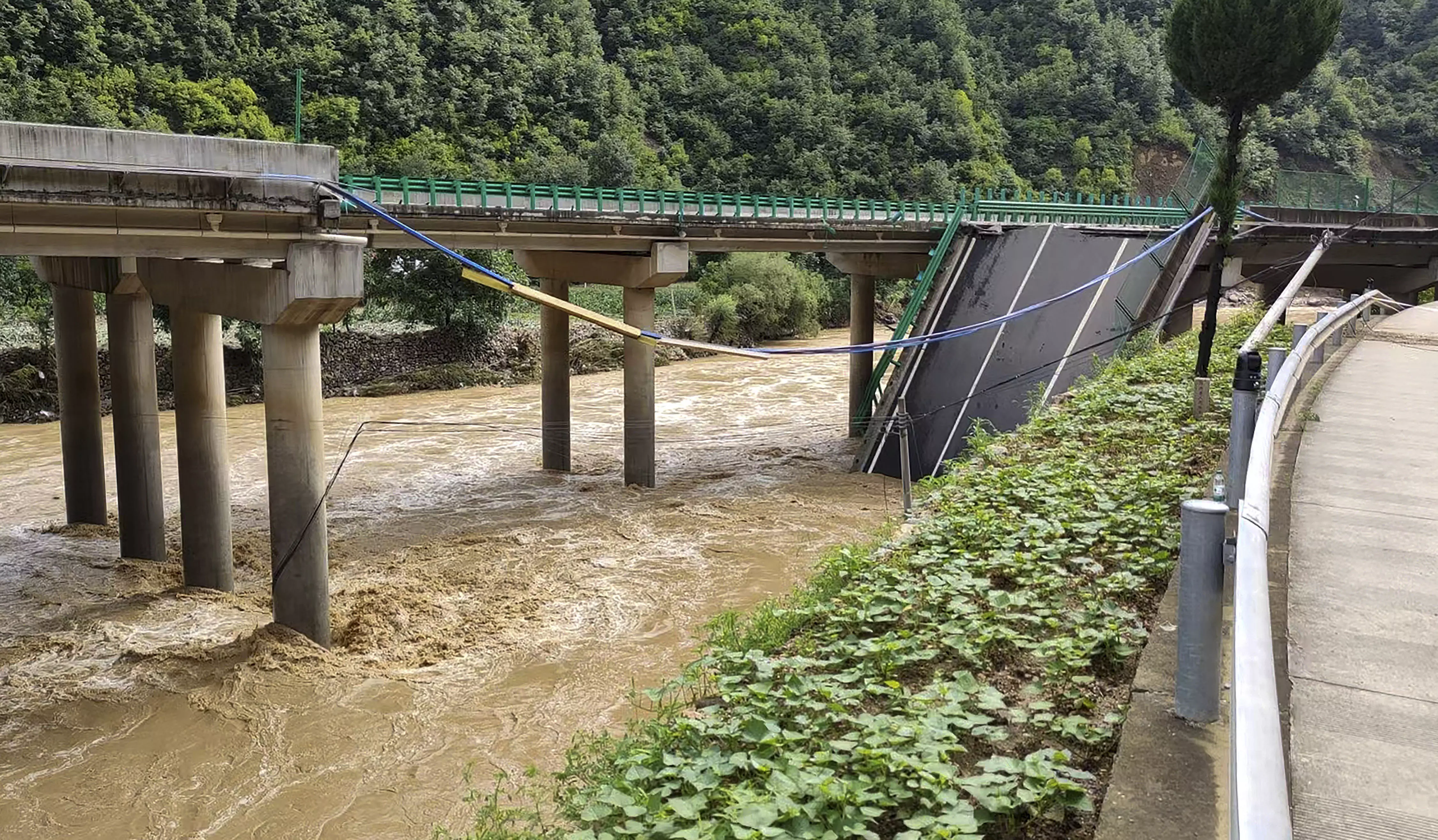 China Highway Bridge crumbles,11 dead