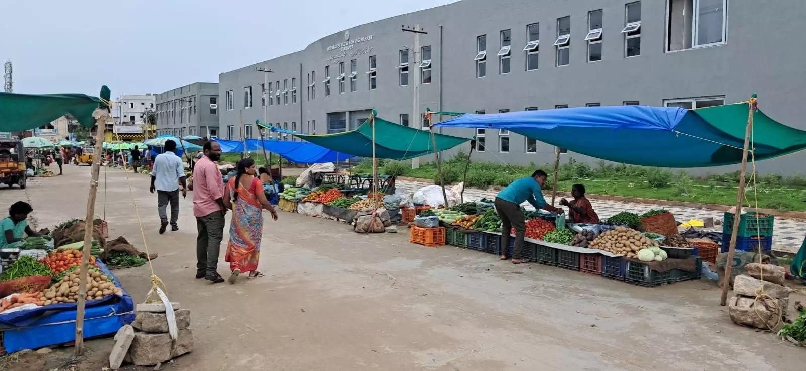 Vendors shun Suryapet high-tech market, do biz on roadside