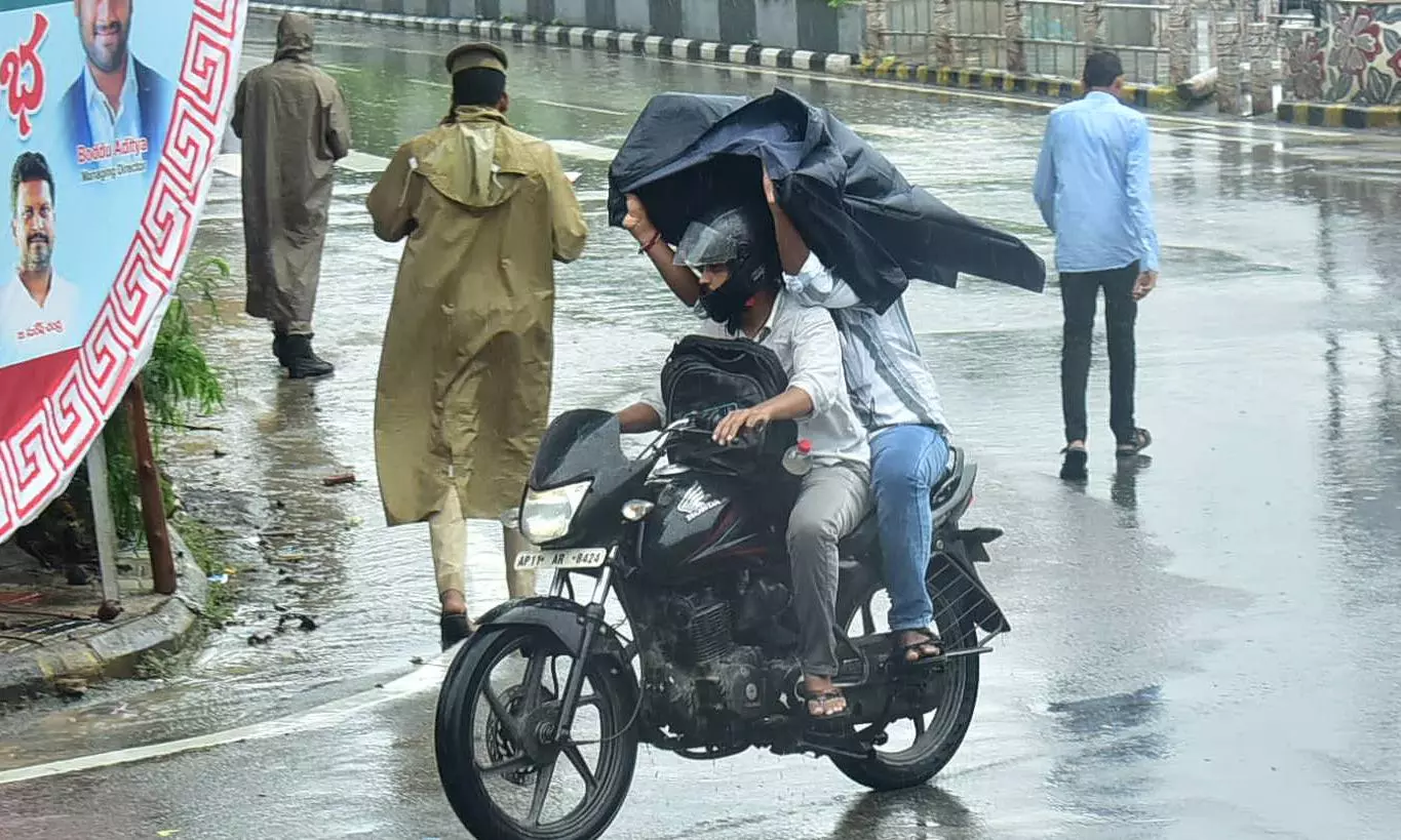 Rain leads to heavy waterlogging in Hyderabad, lightning kills 2