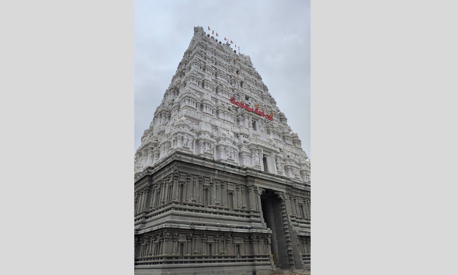 Srisailam, Srikalahasti offer Sarees to Durga on Shakambari Festival's second day