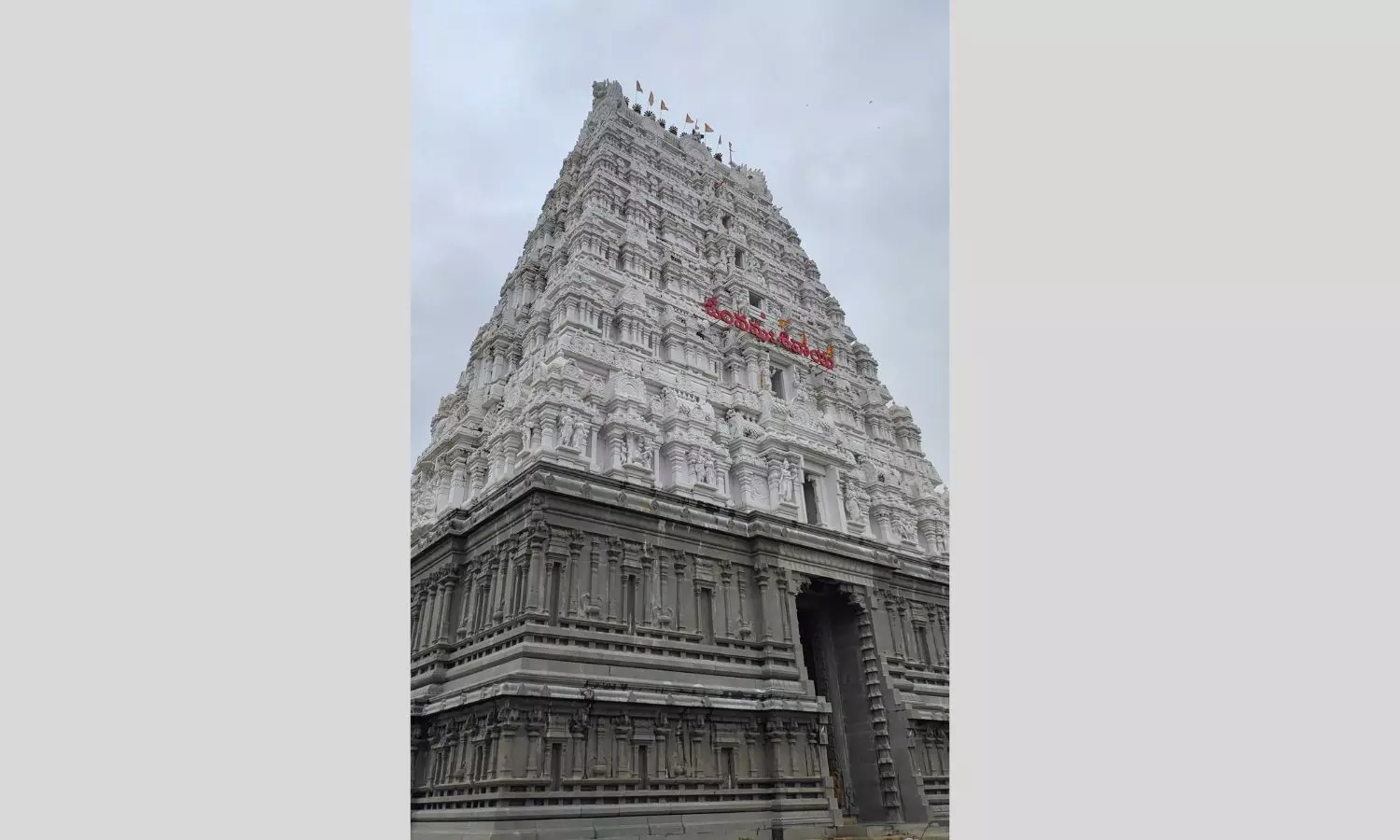 Srisailam, Srikalahasti offer Sarees to Durga on Shakambari Festivals second day